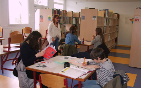Élèves du collège au CDI du lycée